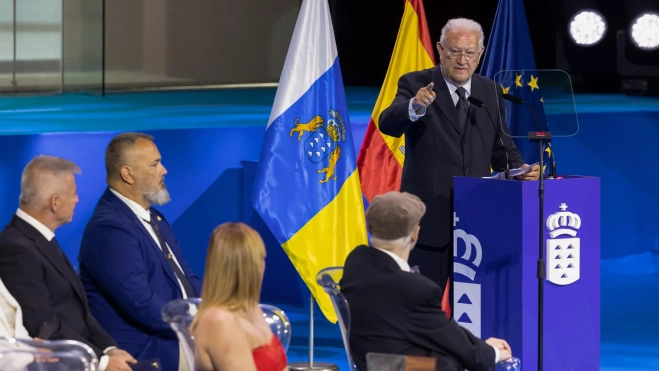  Discurso del escritor Juan Jesús Armas Marcelo, Premio Canarias de 2025, durante el acto conmemorativo del Día de Canarias, en el que la comunidad autónoma entrega sus premios y medallas de oro, este viernes en Las Palmas de Gran Canaria. / EFE - QUIQUE CURBELO