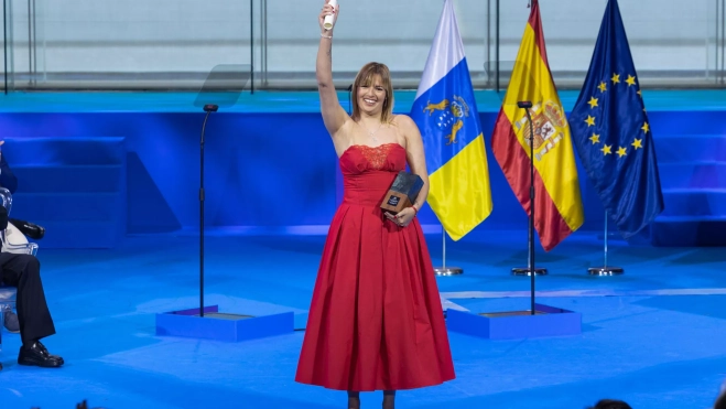 La nadadora Michelle Alonso recibe el Premio Canarias de 2025 durante el acto conmemorativo del Día de Canarias este viernes en Las Palmas de Gran Canaria. / EFE - QUIQUE CURBELO