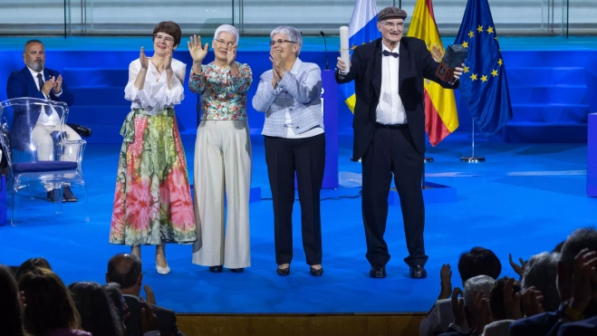  El Centro de la Cultura Popular Canaria recibe el Premio Canarias de 2025 durante el acto conmemorativo del Día de Canarias este viernes en Las Palmas de Gran Canaria. / EFE - QUIQUE CURBELO