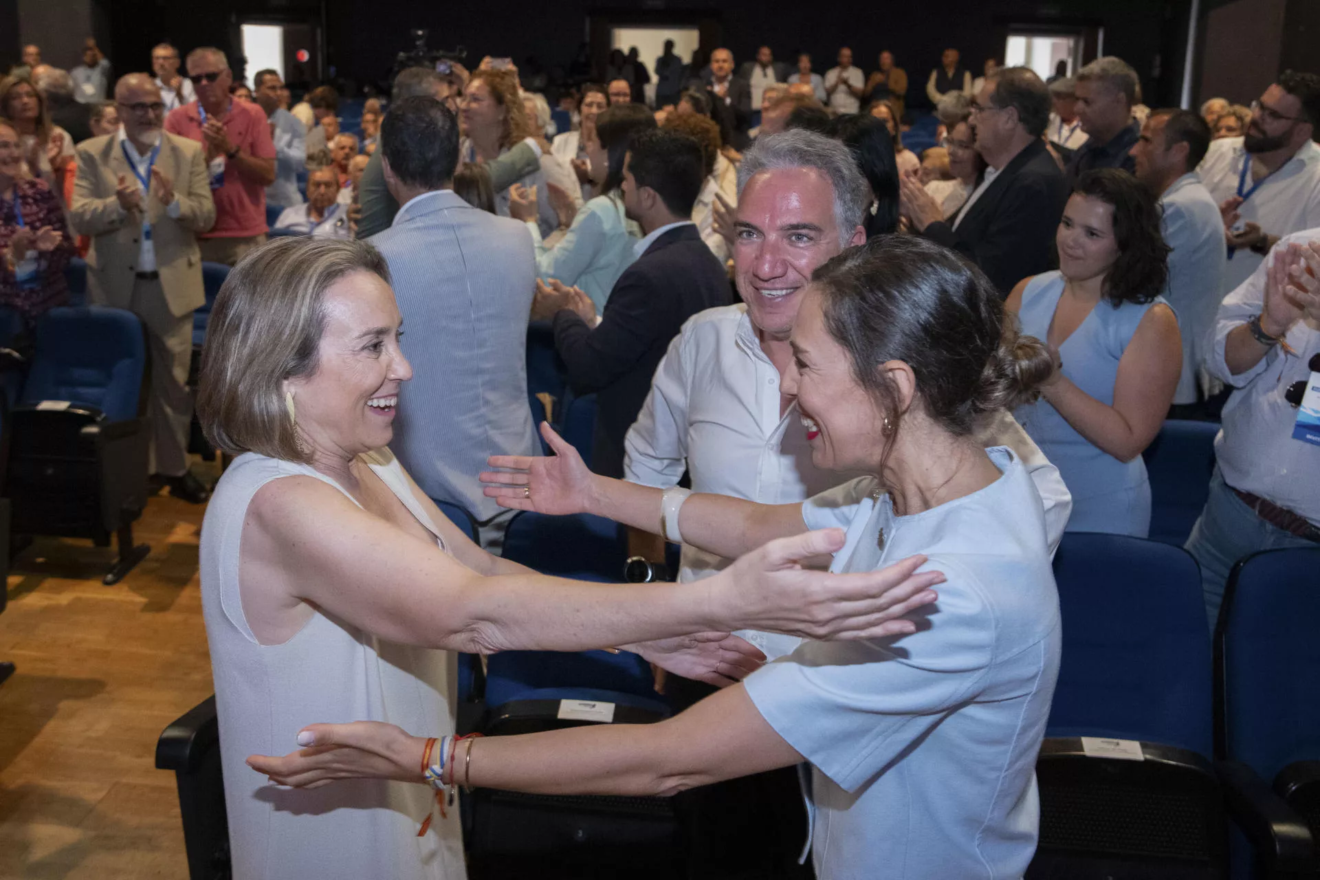 Cuca Gamarra saluda a la nueva presidenta del PP en Fuerteventura, Jéssica de León en Fuerteventura. /EFE/ Carlos De Saá