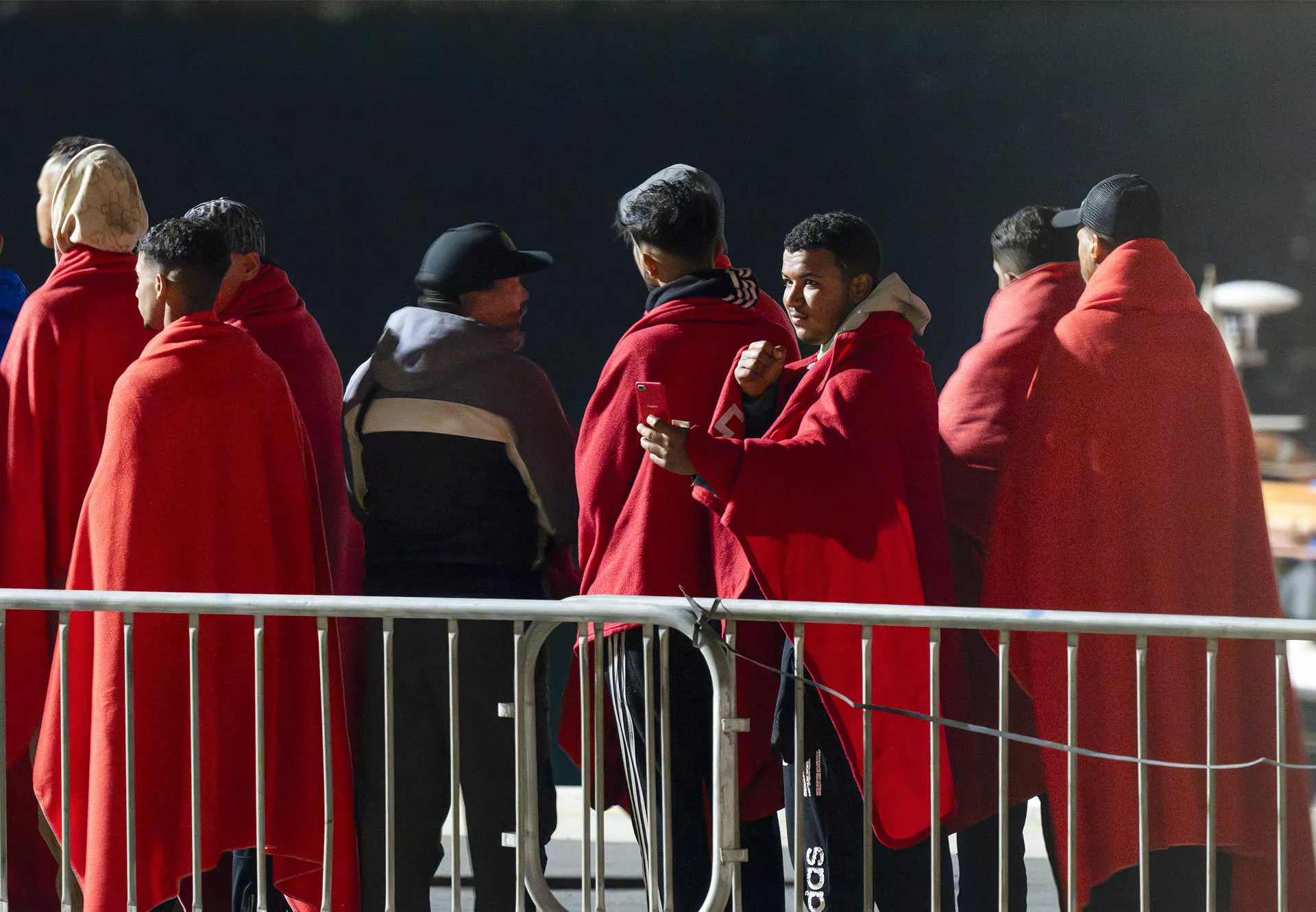 Migrantes rescatados en aguas cercanas a Lanzarote. Baleares recurrirá el traslado de dos menores inmigrantes desde Canarias/ EFE - Adriel Perdomo