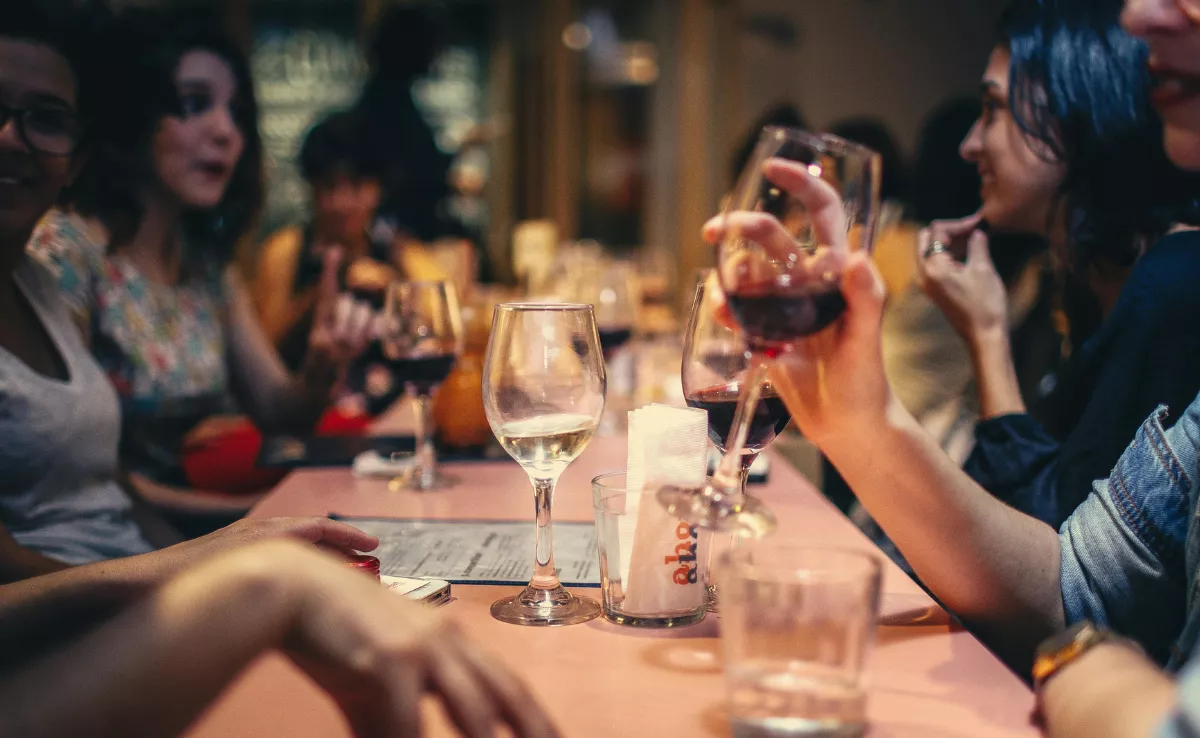 Imagen de personas tomando vino. / PEXELS