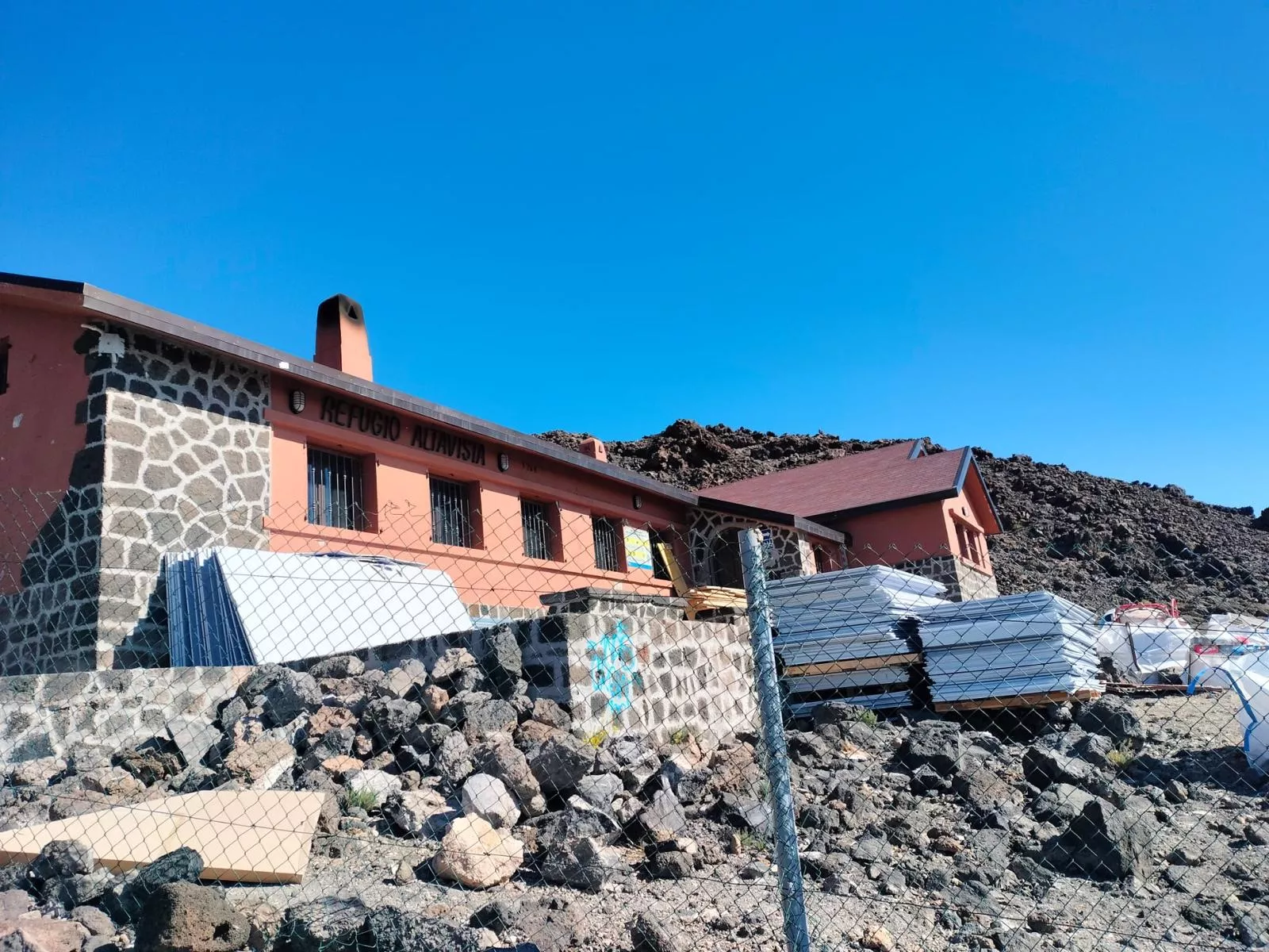Imagen del exterior del Refugio de Altavista en el Teide. / ATLÁNTICO HOY
