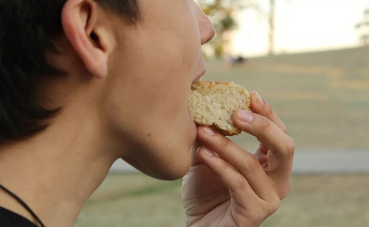 Imagen de una persona comiendo / UNSPLASH