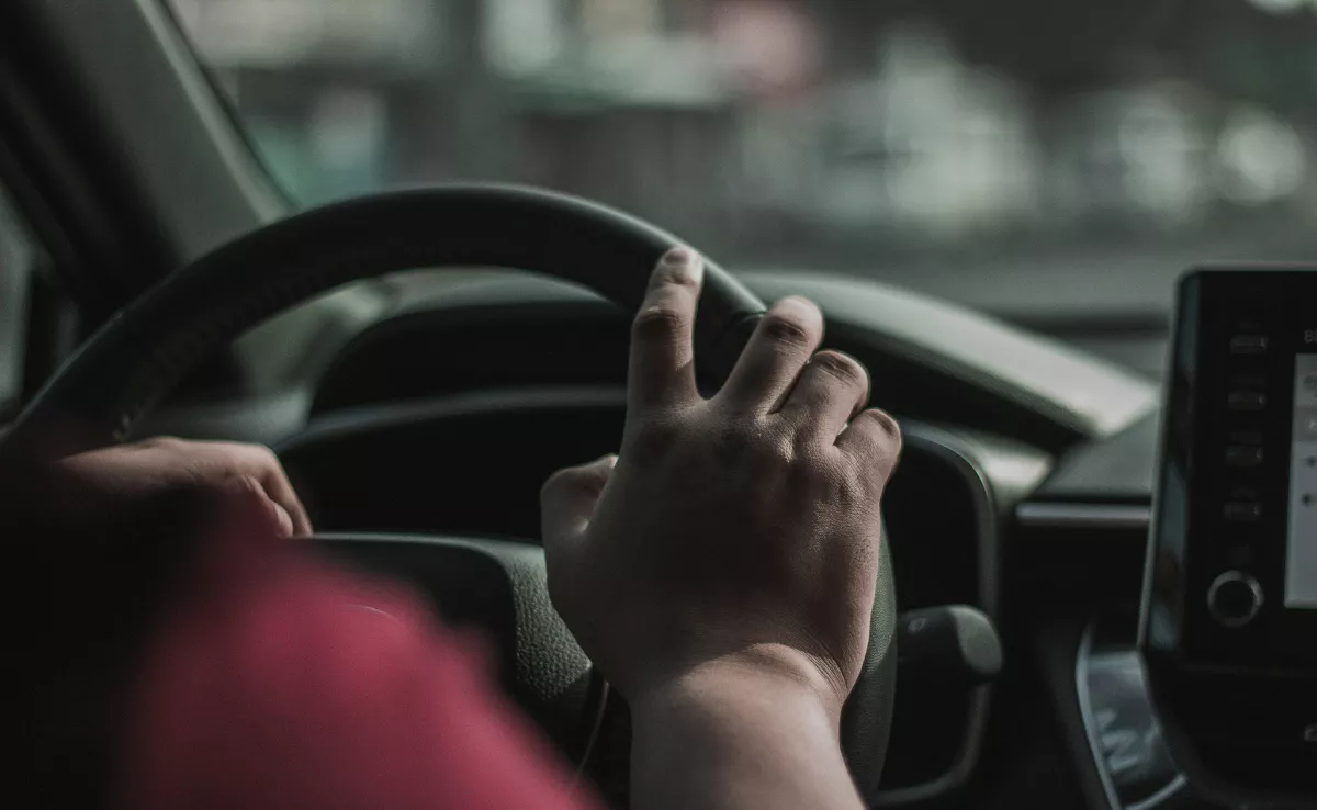 Imagen de una persona conduciendo / UNSPLASH