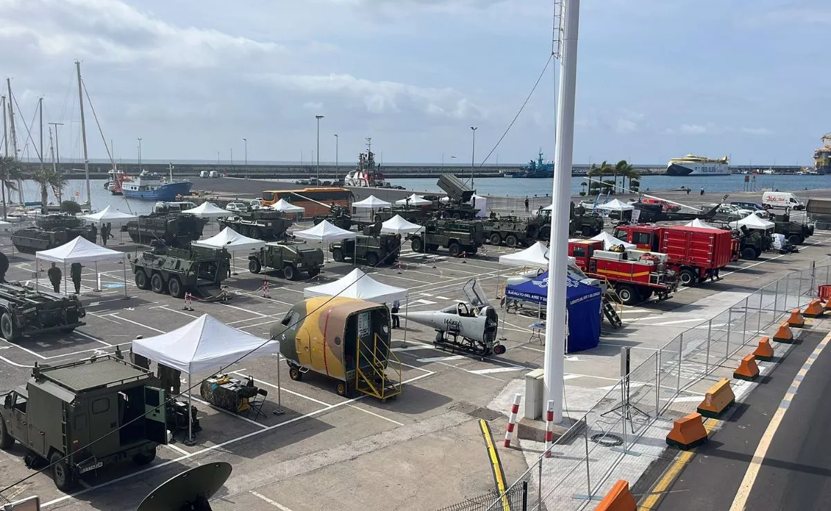 Exposición militar en la explanada del Puerto de Santa Cruz de Tenerife / BELA CABRERA AH