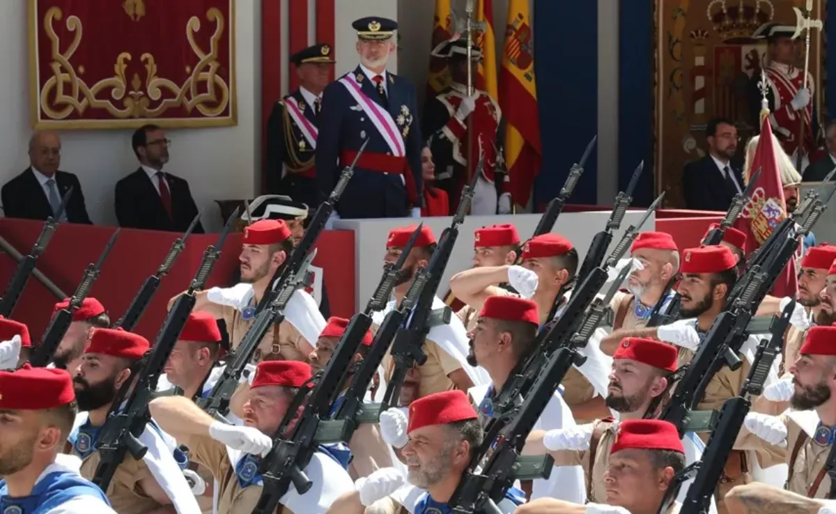 Imagen de Los reyes Felipe y Letizia en el desfile del Día de las Fuerzas Armadas de Oviedo / EFE Imagen de Los reyes Felipe y Letizia en el desfile del Día de las Fuerzas Armadas de Oviedo / EFE