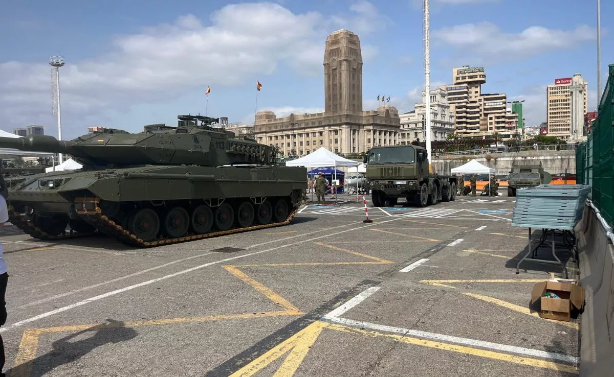Vehículos militares en la explanada del Puerto de Santa Cruz de Tenerife con motivo del Día de las Fuerzas Armadas / BELA CABRERA / AH