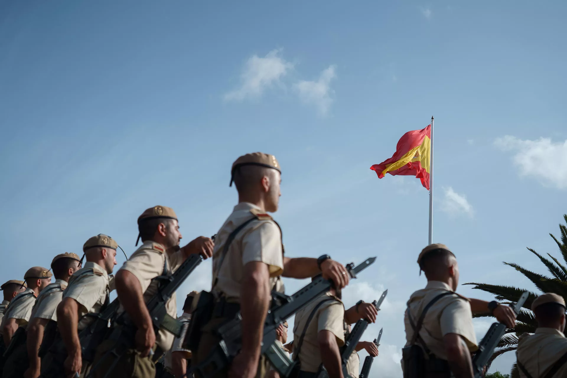 Militares del Ejército de tierra ante la bandera de España con motivo del Día de las Fuerzas Armadas / EFE