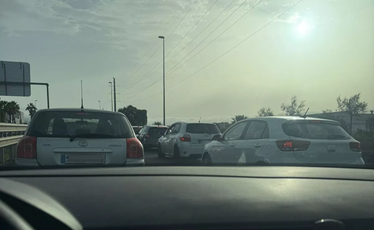 Retenciones a la altura de Mercatenerife por los cortes en la carretera en Santa Cruz. / ATLÁNTICO HOY