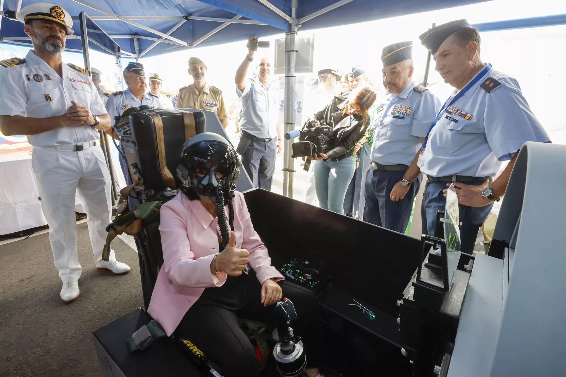Las Palmas cierra su Puerto para la demostración aeronaval del Día de las Fuerzas Armadas. En la imagen, la alcaldesa Carolina Darias prueba un simulador de vuelo en el Arsenal. / ELVIRA URQUIJO A.-EFE Las Palmas cierra su Puerto para la demostración aeronaval del Día de las Fuerzas Armadas. En la imagen, la alcaldesa Carolina Darias prueba un simulador de vuelo en el Arsenal. / ELVIRA URQUIJO A.-EFE