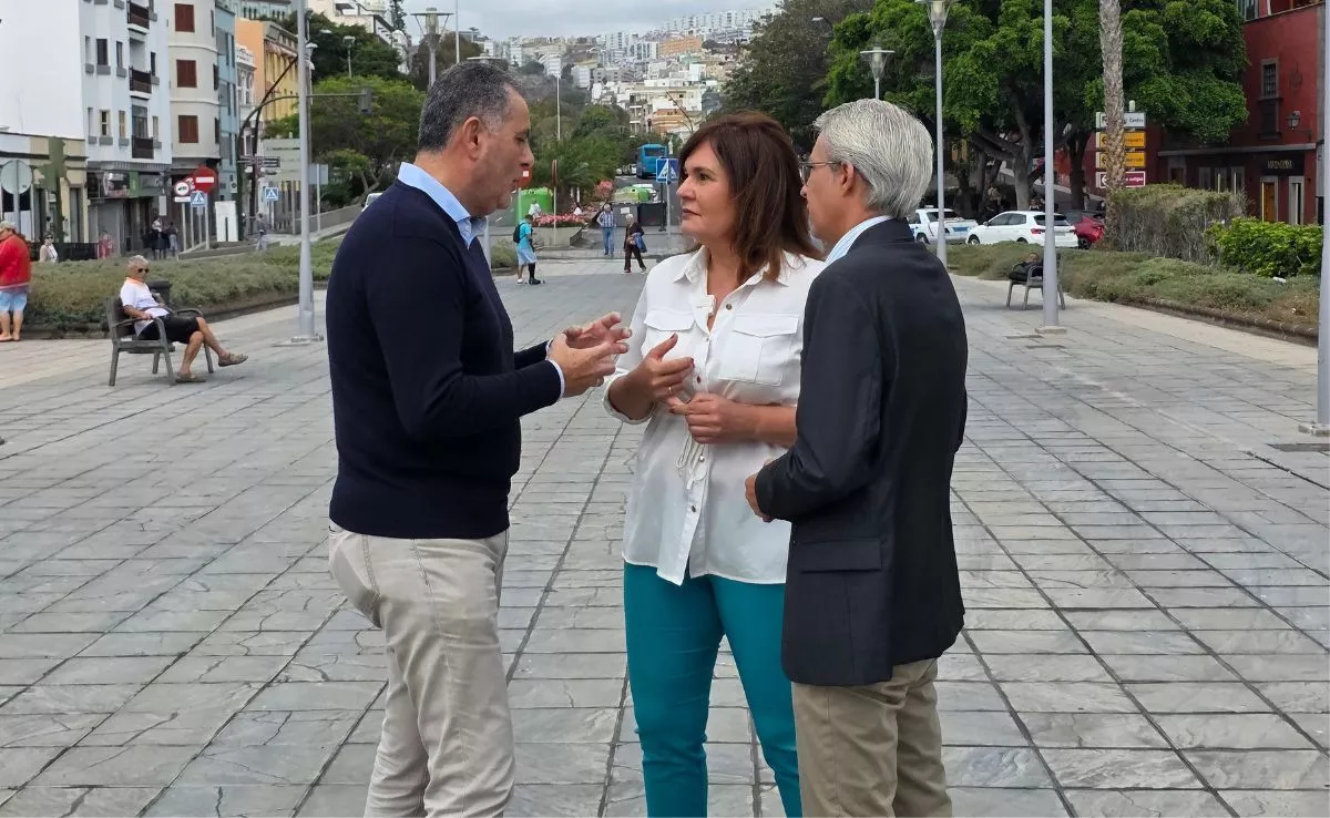 Jimena Delgado, junto a los ediles populares Ignacio Guerra de la Torre y Gustavo Sánchez, durante su intervención ante los medios. / ATLÁNTICO HOY - ALBERTO LEY