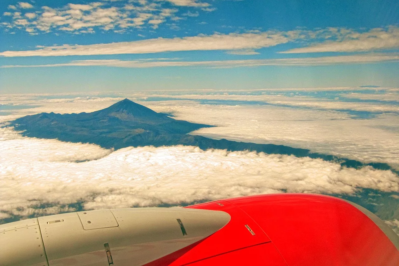 Vista aérea de El Teide rodeado de nubes / Imagen de neufal54 en PIXABAY