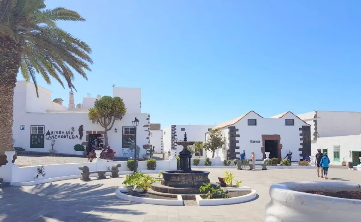 Plaza del pueblo de Teguise / MI RUTA