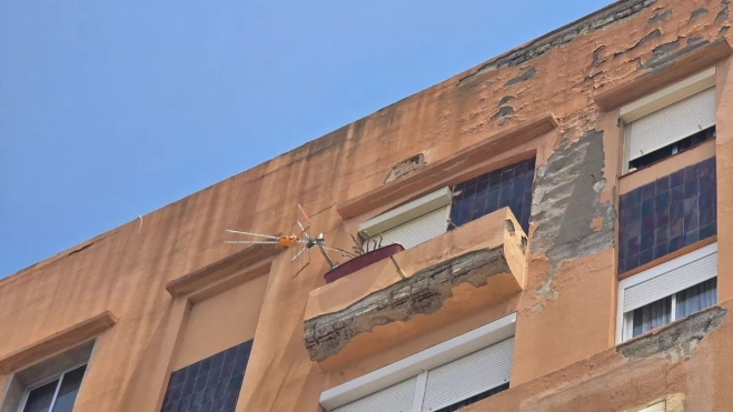 Uno de los edificios del Barrio Atlántico con graves desperfectos estructurales, donde se han producido desprendimientos que suponen un riesgo para los viandantes. ATLÁNTICO HOY / ALBERTO LEY Uno de los edificios del Barrio Atlántico con graves desperfectos estructurales, donde se han producido desprendimientos que suponen un riesgo para los viandantes. ATLÁNTICO HOY / ALBERTO LEY