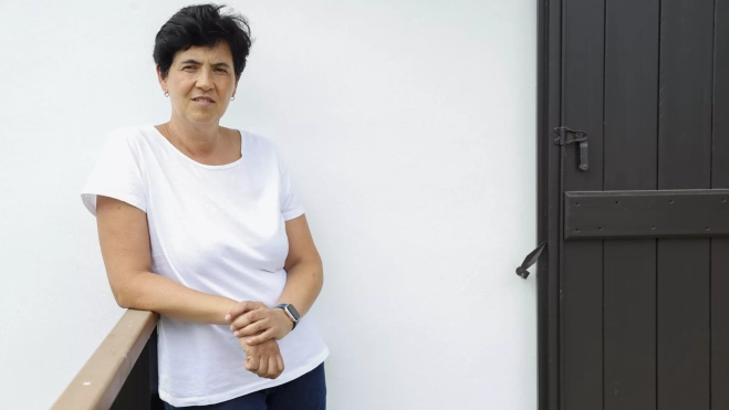 La vecina de Bera de Bidasoa (Navarra) Fátima Román, ofrece una entrevista a Efe en la que cuenta como salvó la vida a un pequeño de un mes en pleno vuelo de la ruta Gran Canaria-Hondarribia. / JUAN HERRERO-EFE