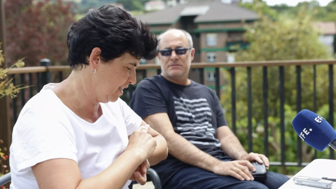 Fátima Román repite el gesto con el que cogió al bebé que salvó en el avión. / JUAN HERRERO-EFE