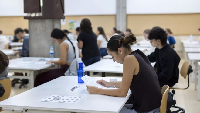 Varias alumnas revisan sus exámenes en la prueba realizada en la Universidad de Las Palmas de Gran Canaria. / QUIQUE CURBELO-EFE