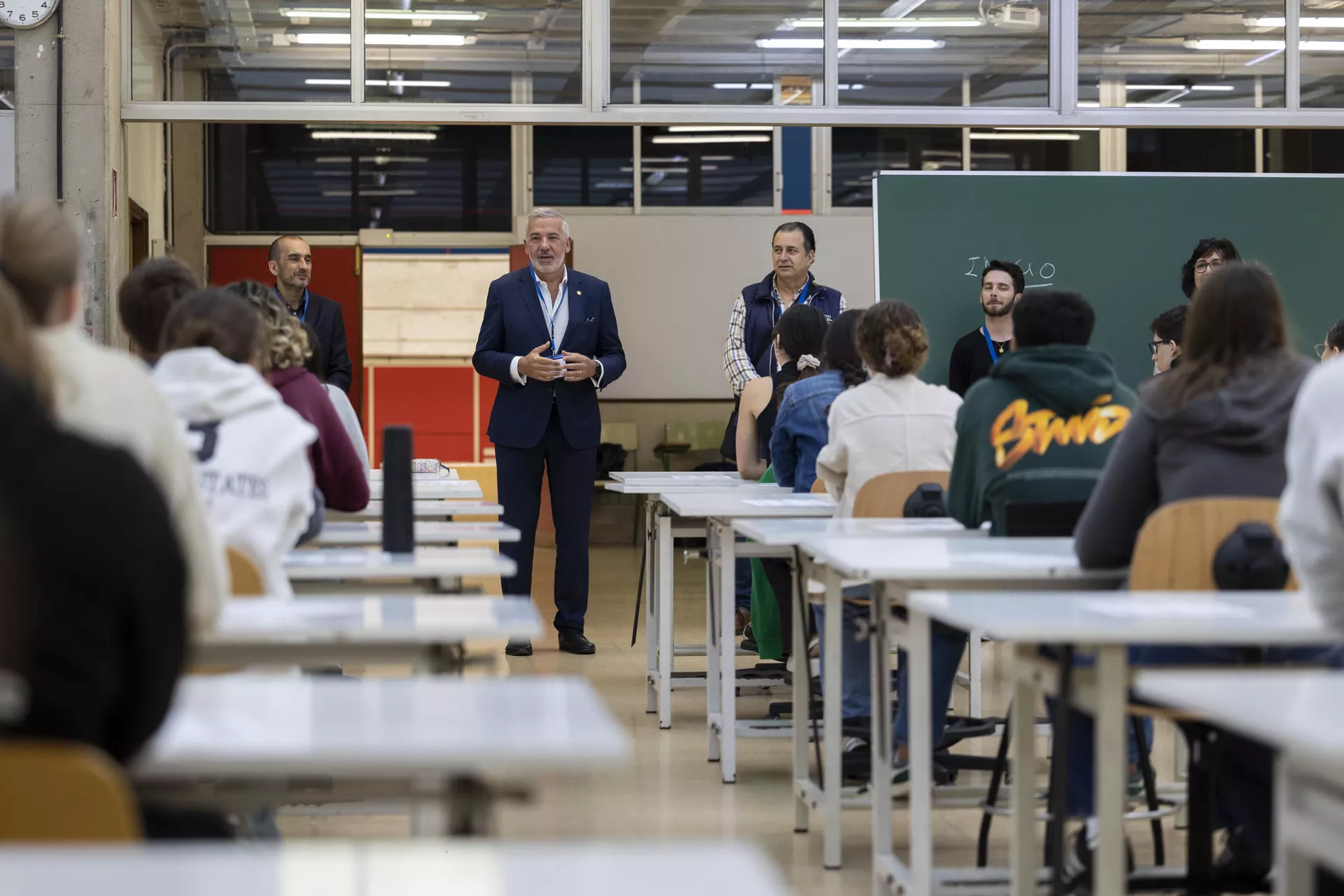 Lluis Serra Majem, rector de la Universidad de Las Palmas de Gran Canaria junto a alumnos en el Campus de Tafira. / QUIQUE CURBELO-EFE