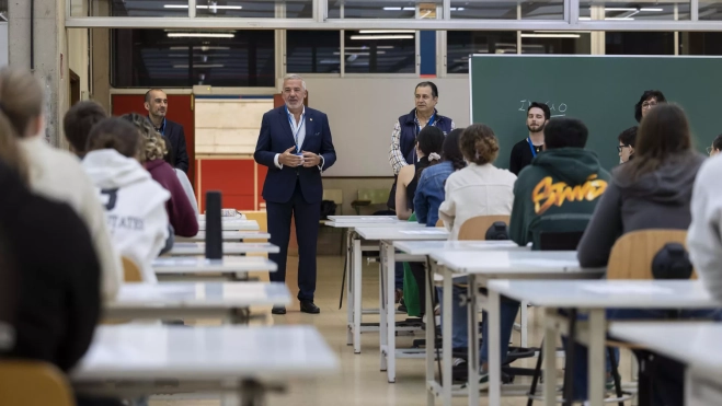 Lluis Serra Majem, rector de la Universidad de Las Palmas de Gran Canaria, recibe a los alumnos en el Campus de Tafira. / QUIQUE CURBELO-EFE