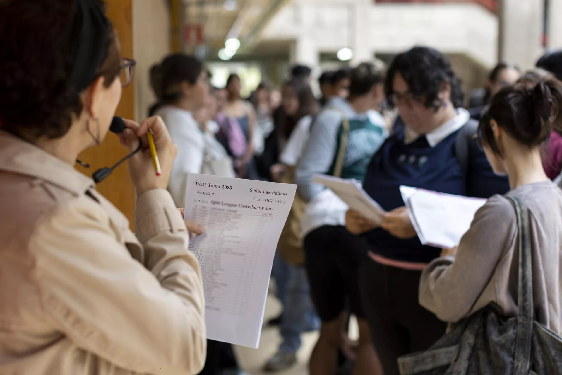 Un profesor llama a los alumnos para iniciar la PAU en la ULPGC. / QUIQUE CURBELO-EFE