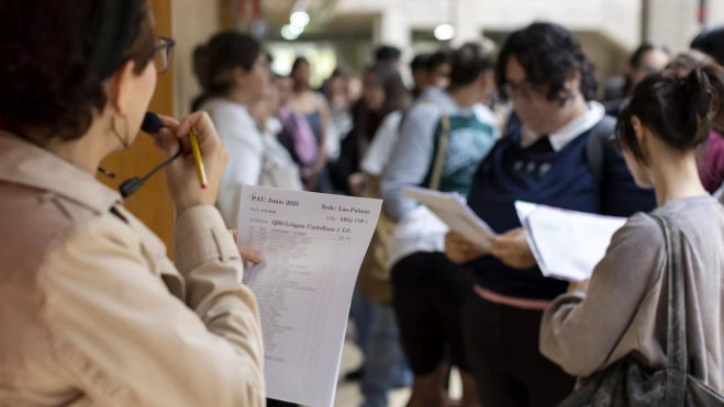 Un profesor llama a los alumnos para iniciar la PAU en la ULPGC. / QUIQUE CURBELO-EFE