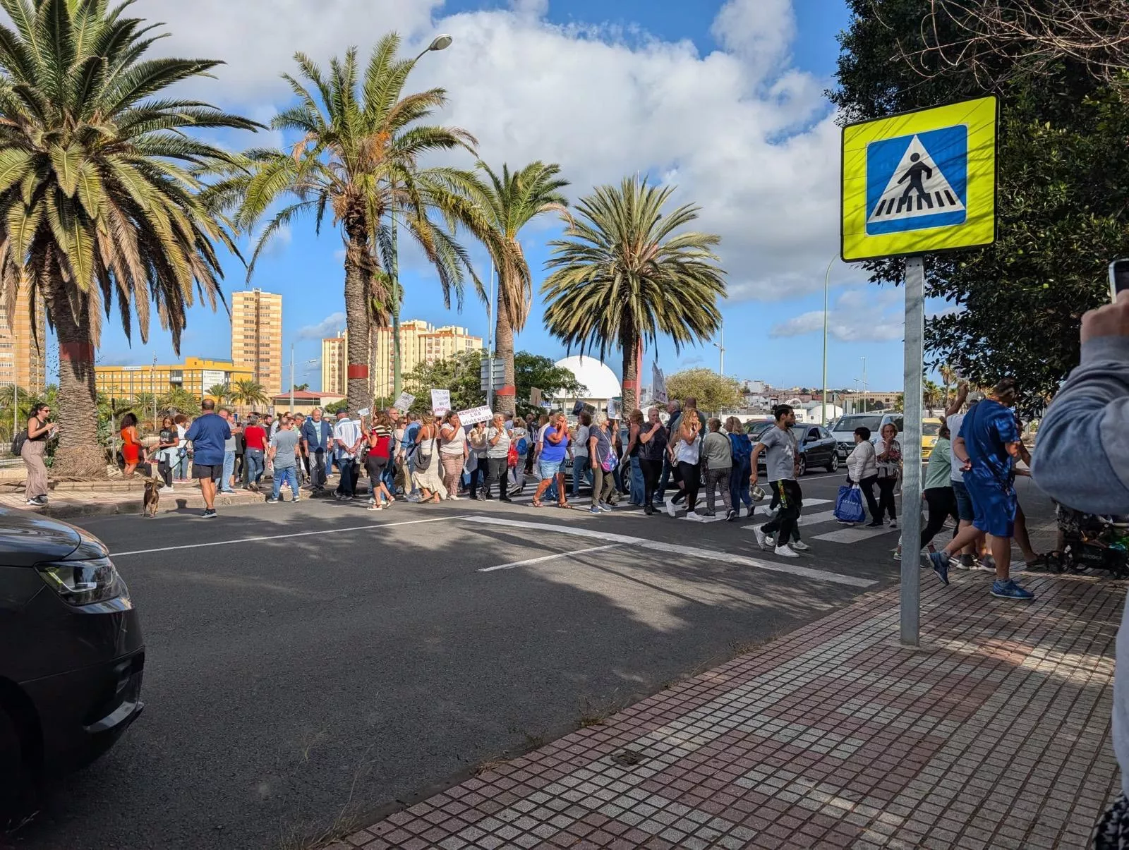Vecinos se manifiestan la tarde de este miércoles 4 de junio en la Avenida Guillermo Santana Rivero. ATLÁNTICO HOY