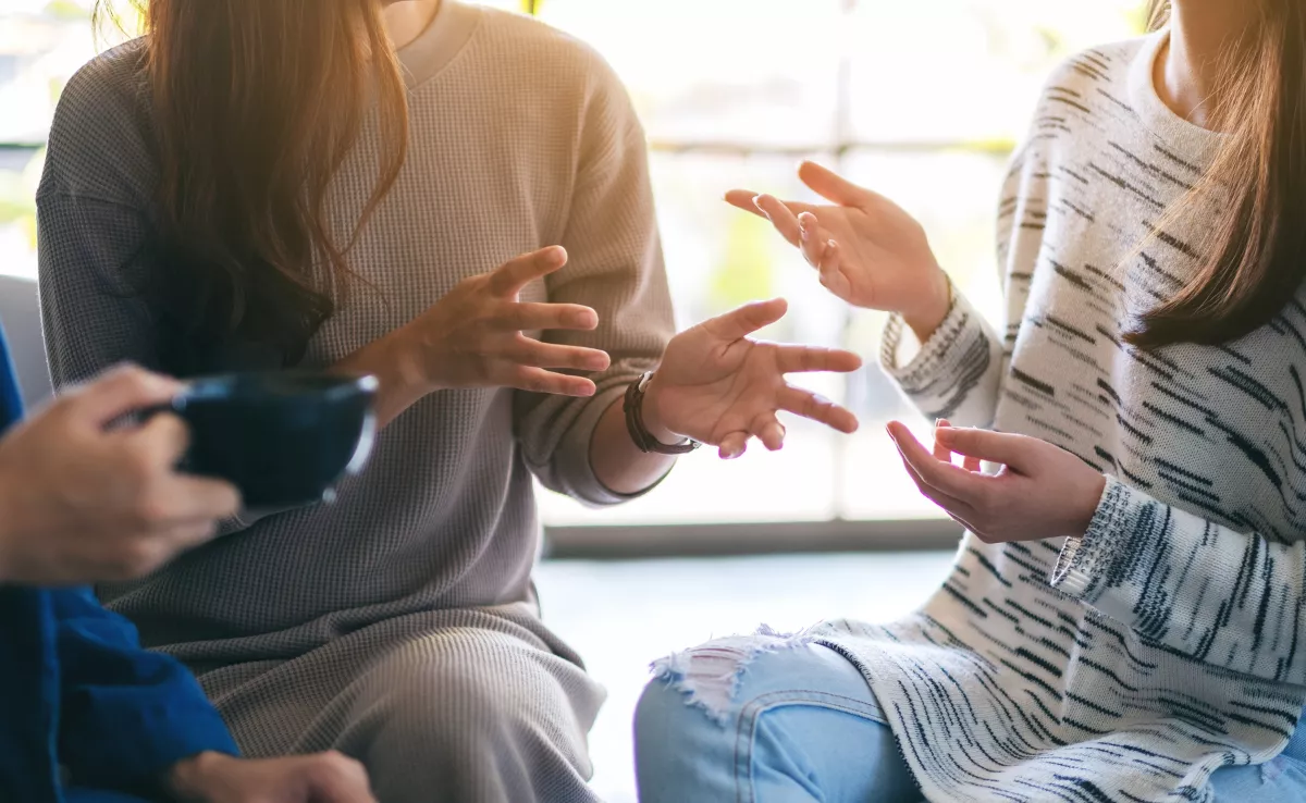 Imagen de un grupo de personas hablando / PEXELS
