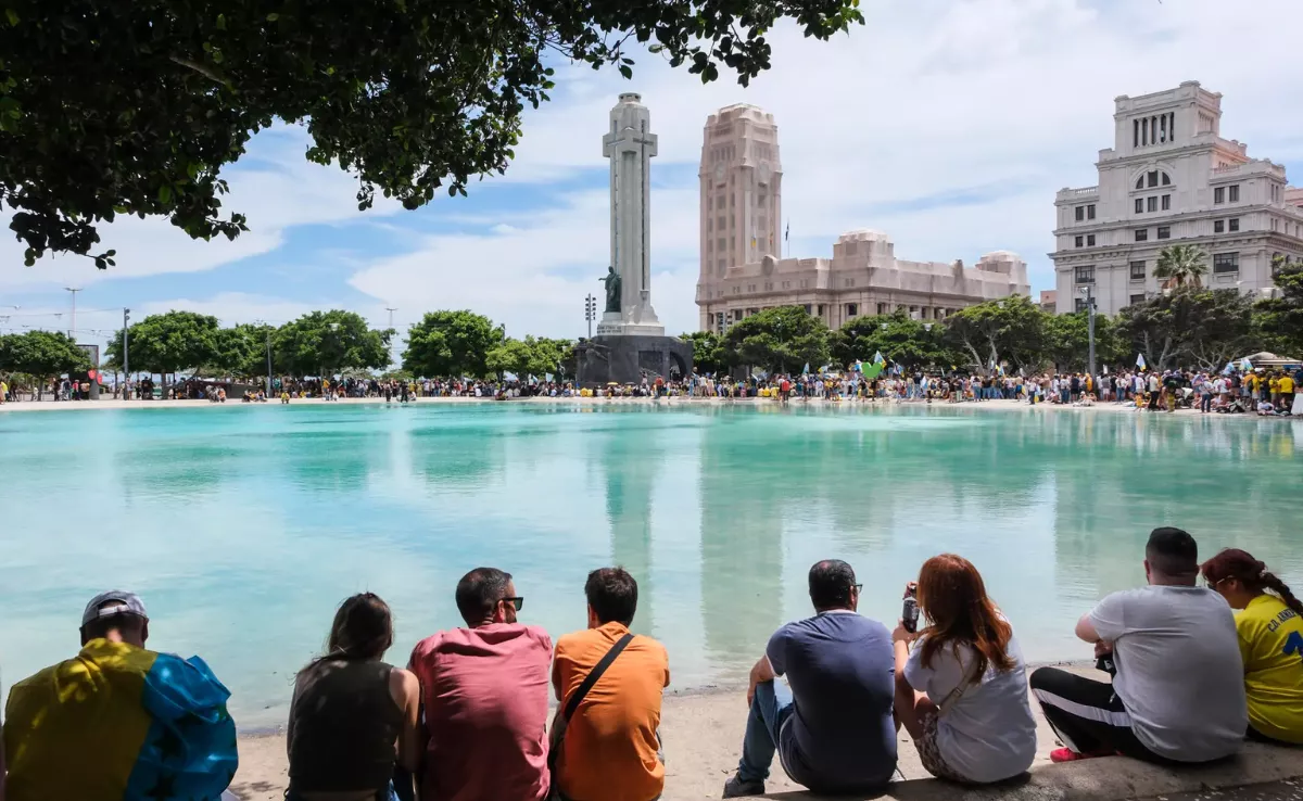 Un grupo de turistas en la ciudad de Santa Cruz de Tenerife / EFE