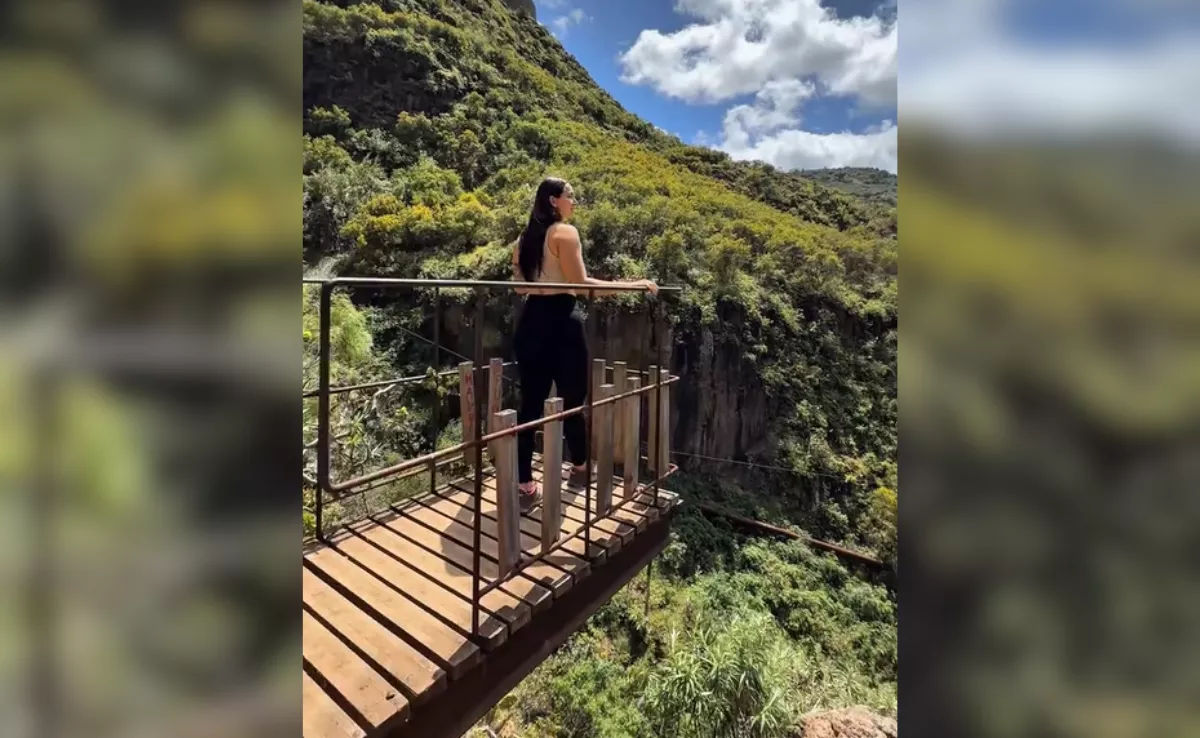 Imagen de la influencer @taniapyetku encima de uno de los balcones flotantes del sendero / TIKTOK  @taniapyetku