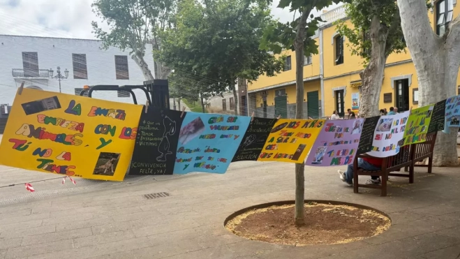 Carteles de protesta colgados por fuera del Ayuntamiento de Tacoronte por la situación de los perros. / ATLÁNTICO HOY - ALBA MARICHAL