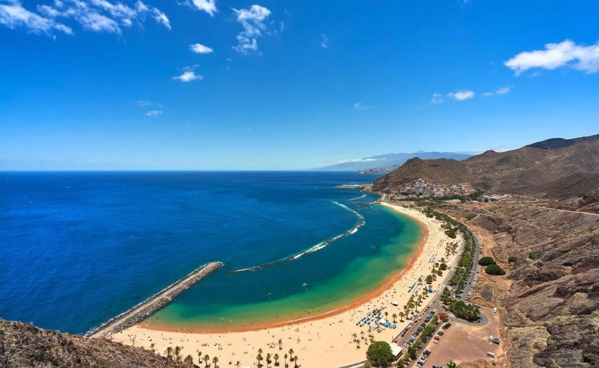 Vistas panorámicas de la playa de Las Teresitas, en Tenerife. / HOLA ISLAS CANARIAS