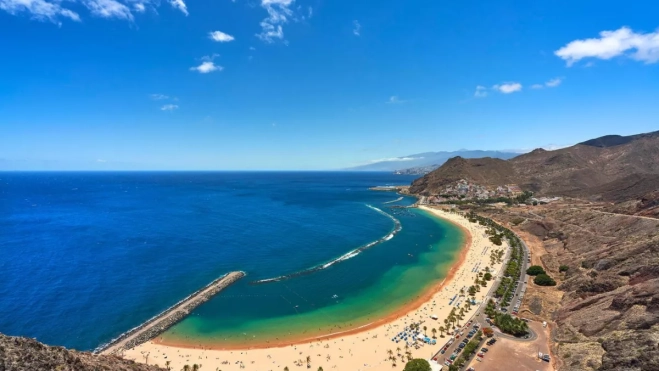 Vistas panorámicas de la playa de Las Teresitas / HOLA ISLAS CANARIAS