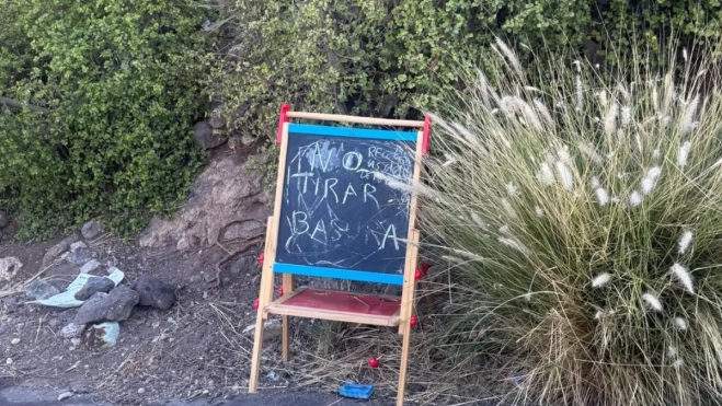 Un cartel donde se pide que no se arroje basura a la calle. / ATLÁNTICO HOY - ALBA MARICHAL