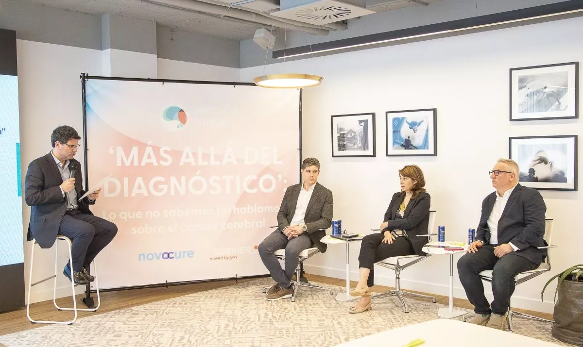 De izquierda a derecha, los doctores Juan Manuel Sepúlveda (moderador), Juan Solivera, María Ángeles Vaz y Raúl Luque durante la mesa médico-investigadora. / ASTUCE