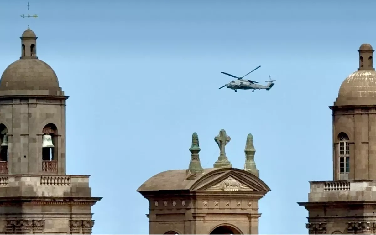 La bahía de Las Palmas se prepara para una histórica exhibición militar con el submarino S-81 . En la imagen, uno de los helicópteros, durante el ensayo, sobrevuela la Catedral de Santa Ana. / AH