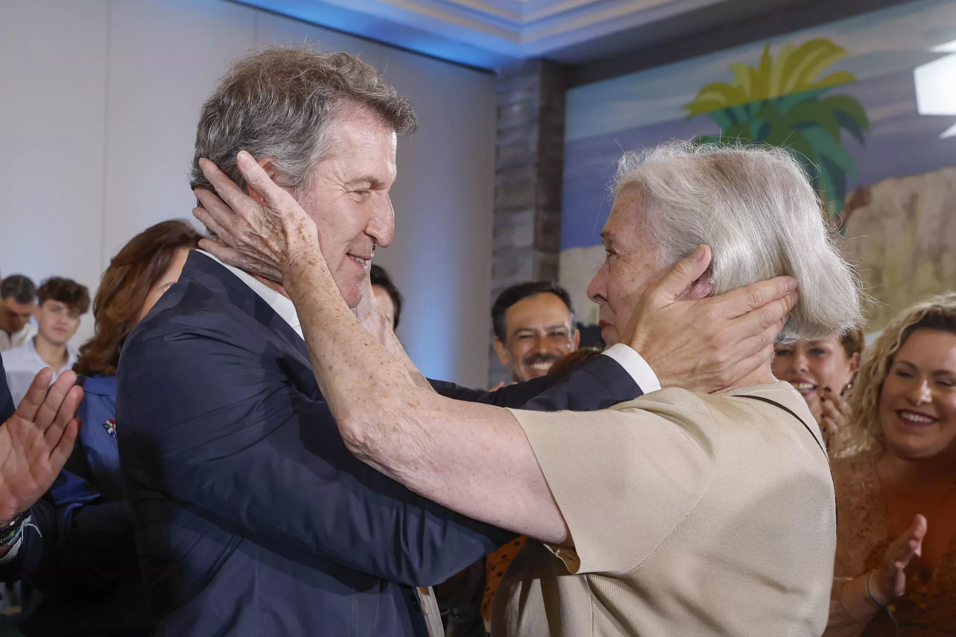 Feijóo abraza a una militante del PP en el acto celebrado este jueves en el Hotel Santa Catalina de Las Palmas de Gran Canaria. / ELVIRA URQUIJO A.-EFE