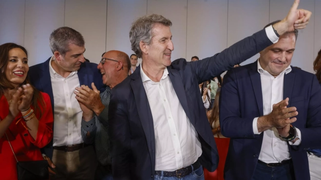 Feijóo, pulgar arriba, escoltado por Jéssica de León, Manuel Domínguez y Carlos Ester. / ELVIRA URQUIJO A.-EFE