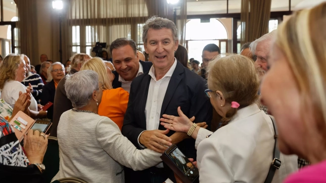 Feijóo se dio un baño de cariño y apoyo incondicional en Las Palmas de Gran Canaria. / ELVIRA URQUIJO A.-EFE