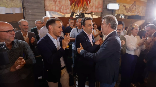 Feijóo saluda a varios dirigentes insulares del PP, entre los que figura Mariano Hernández Zapata. / ELVIRA URQUIJO A.-EFE