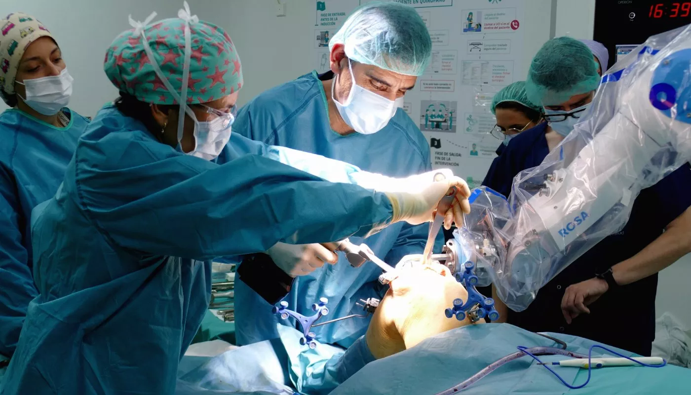 Imagen de una intervención asistida por el robot ROSA / QUIRÓNSALUD