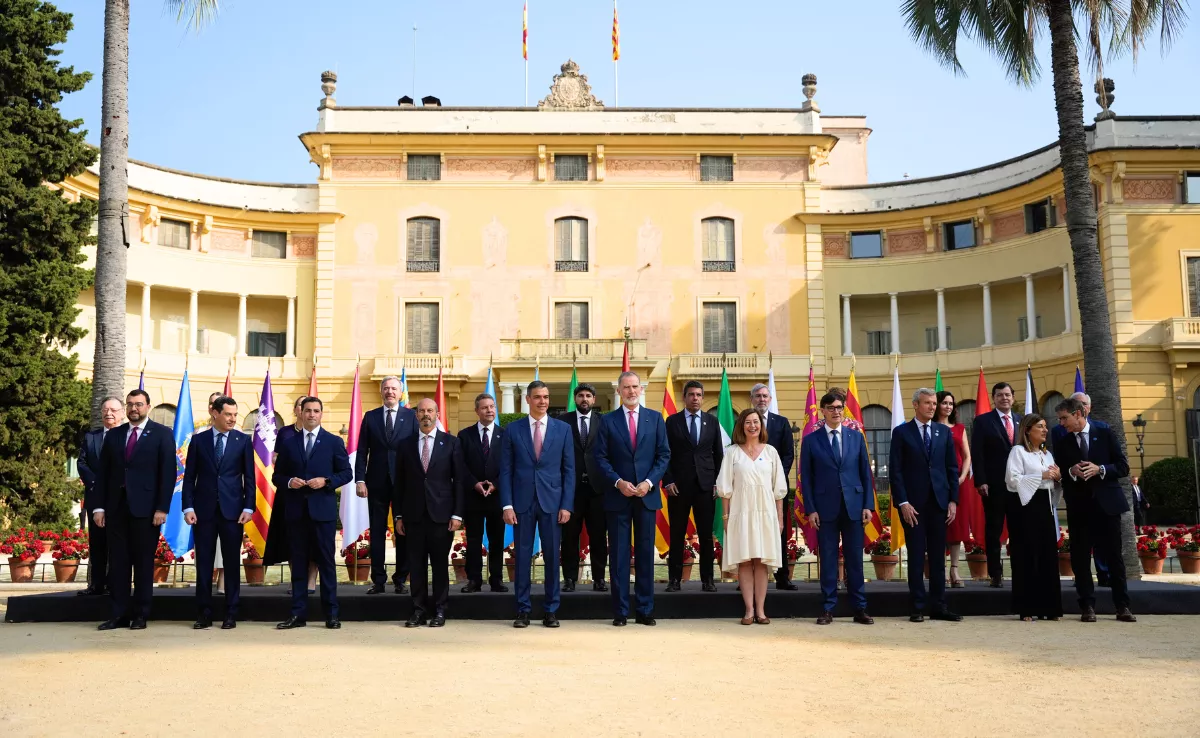 Foto de familia de los presidentes autonómicos antes de comenzar la Conferencia de Presidentes en Barcelona./ LUIS MIGUEL AÑÓN-AH