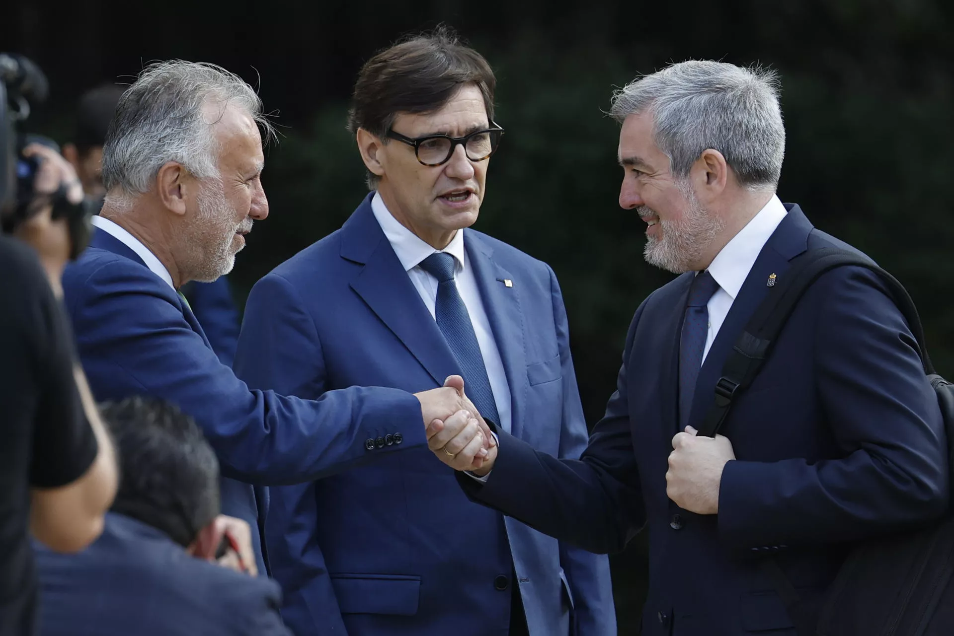 El presidente de Canarias, Fernando Clavijo (d), saluda al ministro de Política Territorial, Ángel Víctor Torres (i), en presencia del presidente de la Generalitat de Catalunya, Salvador Illa (c)./ EFE-ALBERTO ESTÉVEZ El presidente de Canarias, Fernando Clavijo (d), saluda al ministro de Política Territorial, Ángel Víctor Torres (i), en presencia del presidente de la Generalitat de Catalunya, Salvador Illa (c)./ EFE-ALBERTO ESTÉVEZ