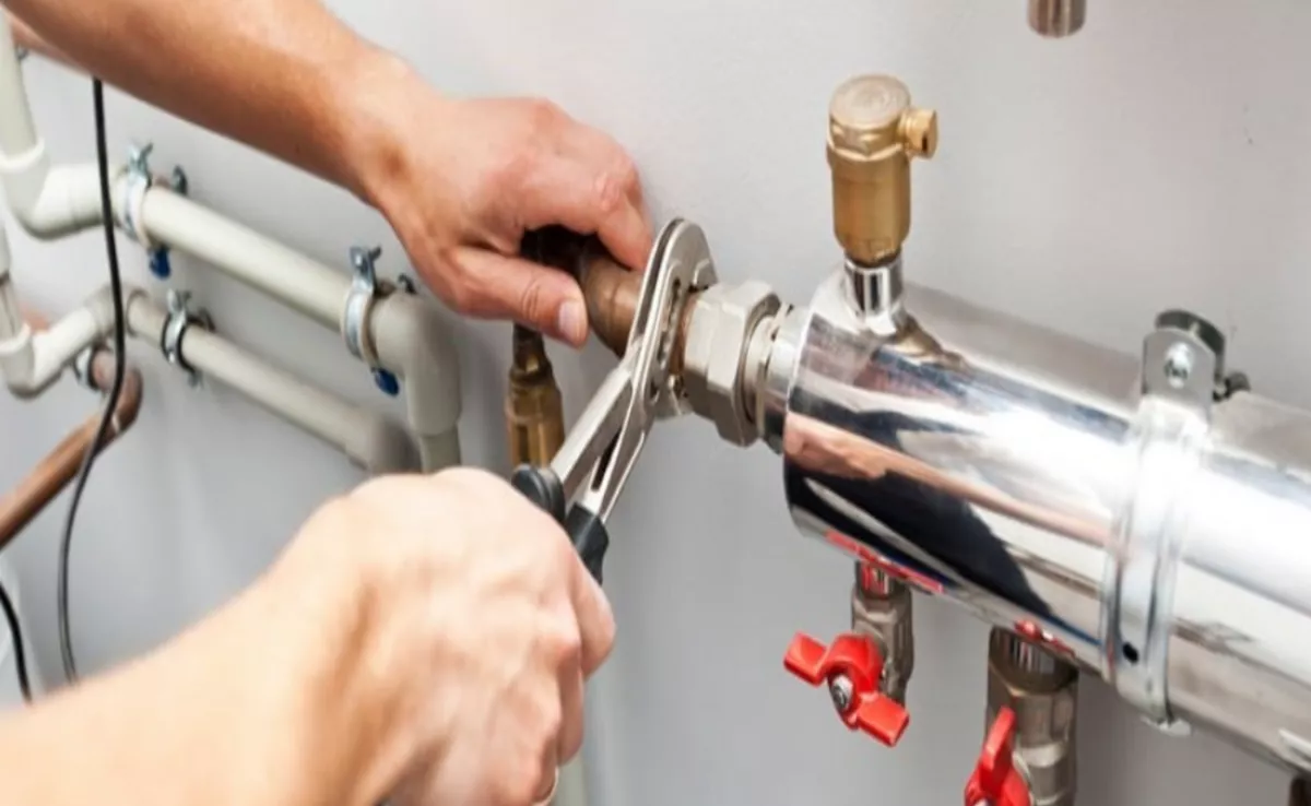 Imagen de un fontanero realizando una revisión de agua. / PEXELS