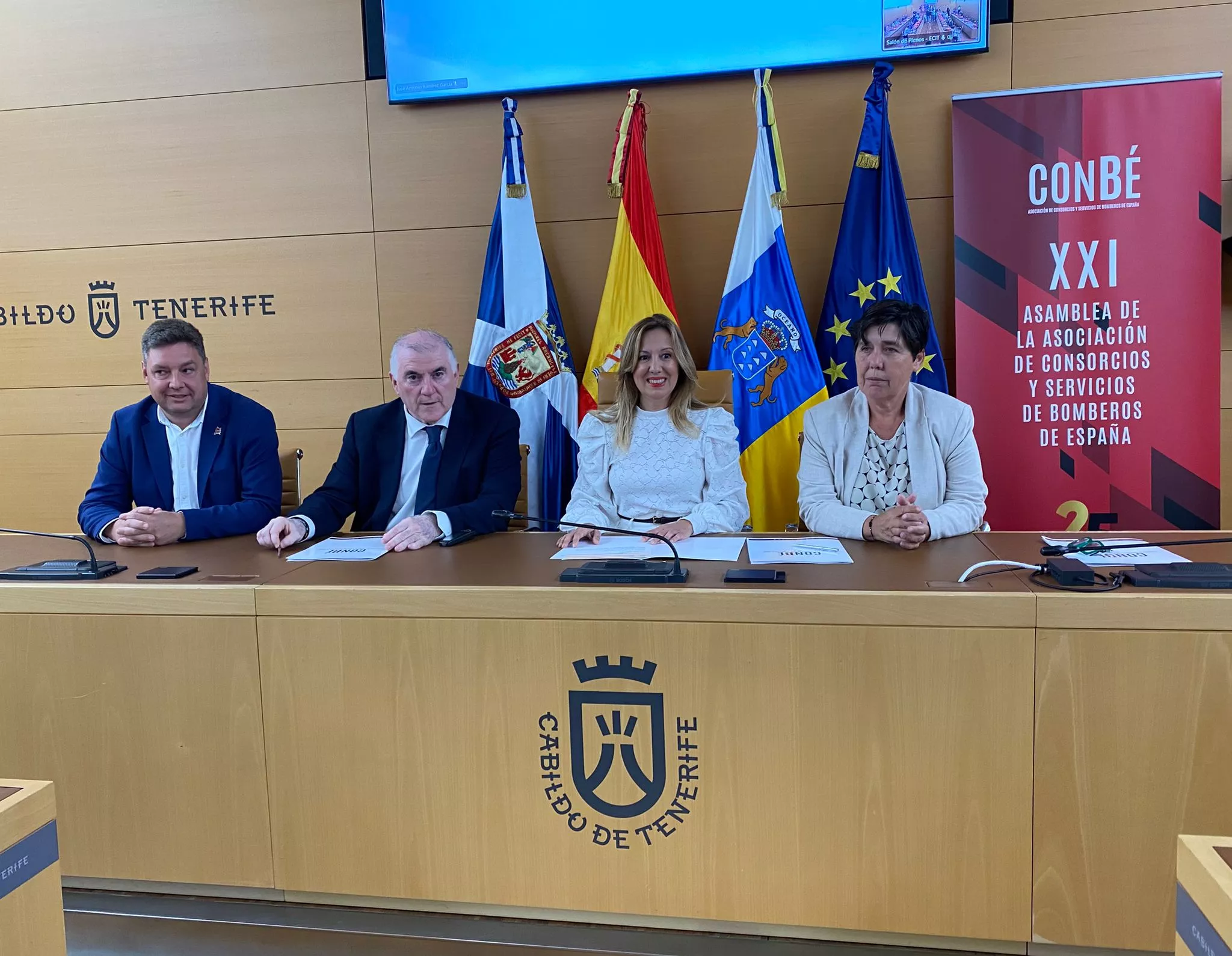Iván Martín, presidente del Consorcio de Bomberos de Tenerife; Manuel Marmolejo, presidente de la Asociación de Consorcios y Servicios de Bomberos de España; Rosa Dávila, presidenta del Cabildo de Tenerife, y Blanca Pérez, consejera de Medioambiente / CEDIDA