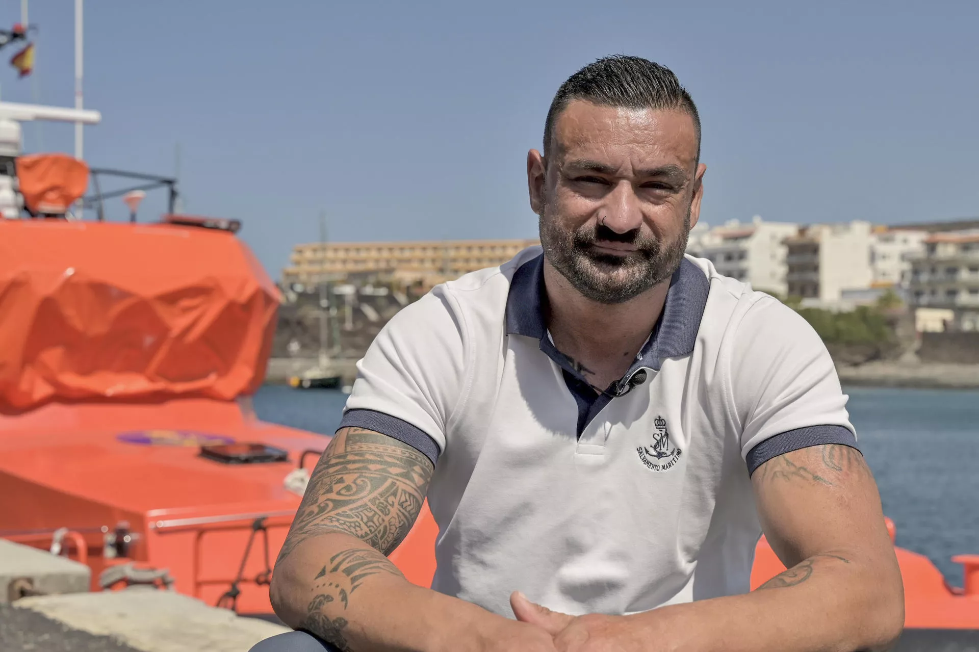 Zebenzui Cabrera, patrón de la salvamar Navia de Salvamento Marítimo, se tiró al mar cuando una patera se hundió en La Restinga./. EFE/Gelmert Finol