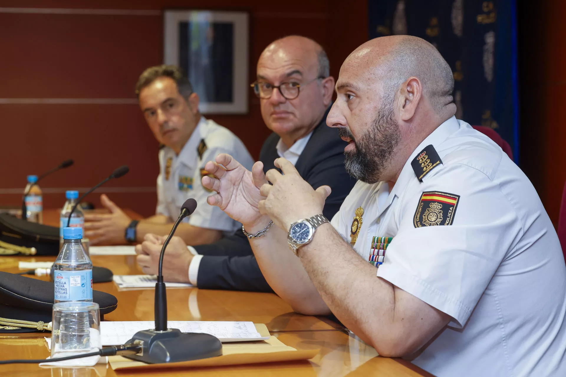 El jefe de la Brigada Central de Estupefacientes (UDYCO), Antonio Martínez Duarte (d), explica en una rueda de prensa la desarticulación de la banda de narcolanchas./. EFE/ Elvira Urquijo A.