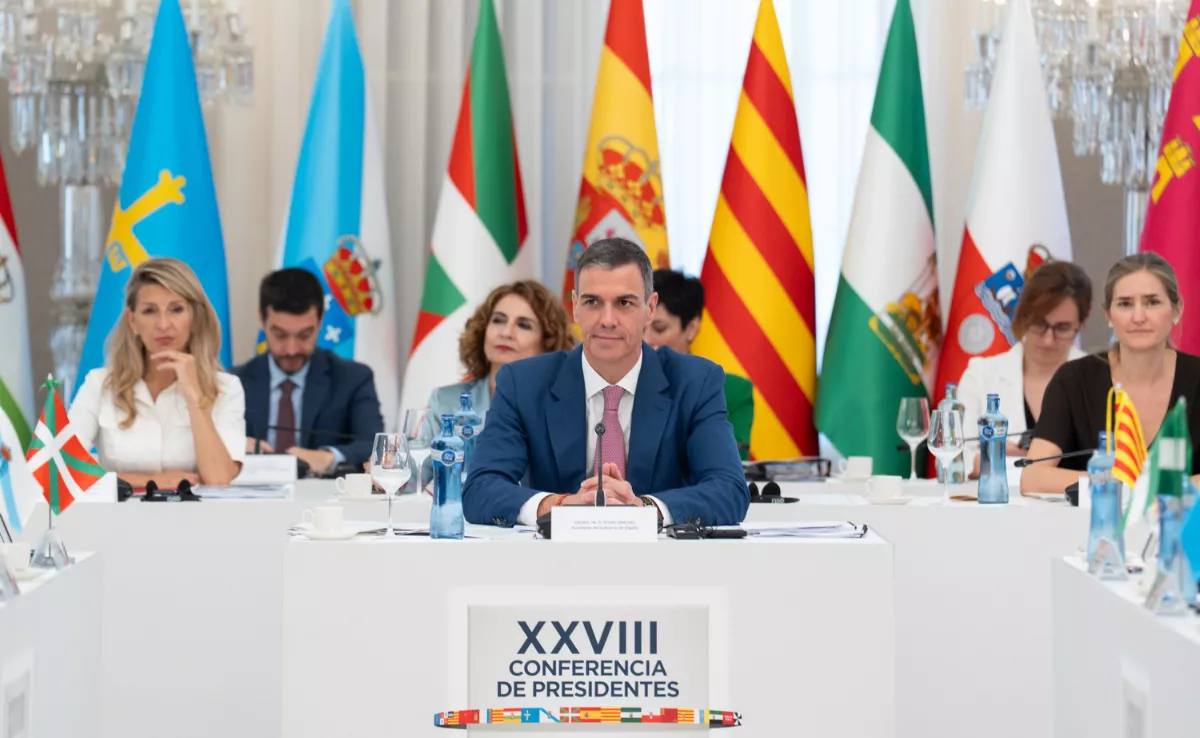 En primer plano, el presidente del Gobierno de España, Pedro Sánchez, preside la Conferencia de Presidentes autonómicos en el Palau de Pedralbes./ LUIS MIGUEL AÑÓN - AH