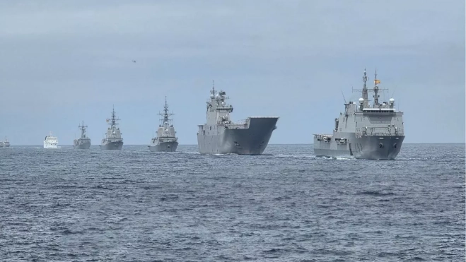 Buques de la Armada desfilan en formación frente a Vegueta durante la revista naval presidida por el rey Felipe VI. / ATLÁNTICO HOY – ALBERTO LEY Buques de la Armada desfilan en formación frente a Vegueta durante la revista naval presidida por el rey Felipe VI. / ATLÁNTICO HOY – ALBERTO LEY