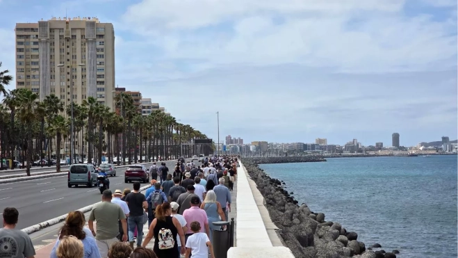 Cientos de asistentes caminan por la Avenida Marítima en dirección a Las Alcaravaneras para seguir la exhibición del Día de las Fuerzas Armadas. / ATLÁNTICO HOY – ALBERTO LEY Cientos de asistentes caminan por la Avenida Marítima en dirección a Las Alcaravaneras para seguir la exhibición del Día de las Fuerzas Armadas. / ATLÁNTICO HOY – ALBERTO LEY